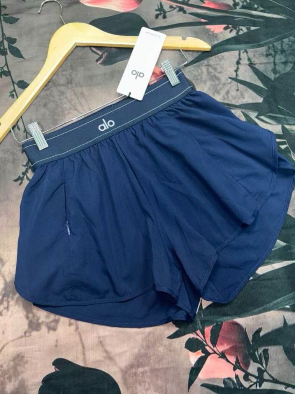 🧘‍♀️Alo Yoga Women's Athletic Shorts Navy Blue Comfortable High Waisted Design